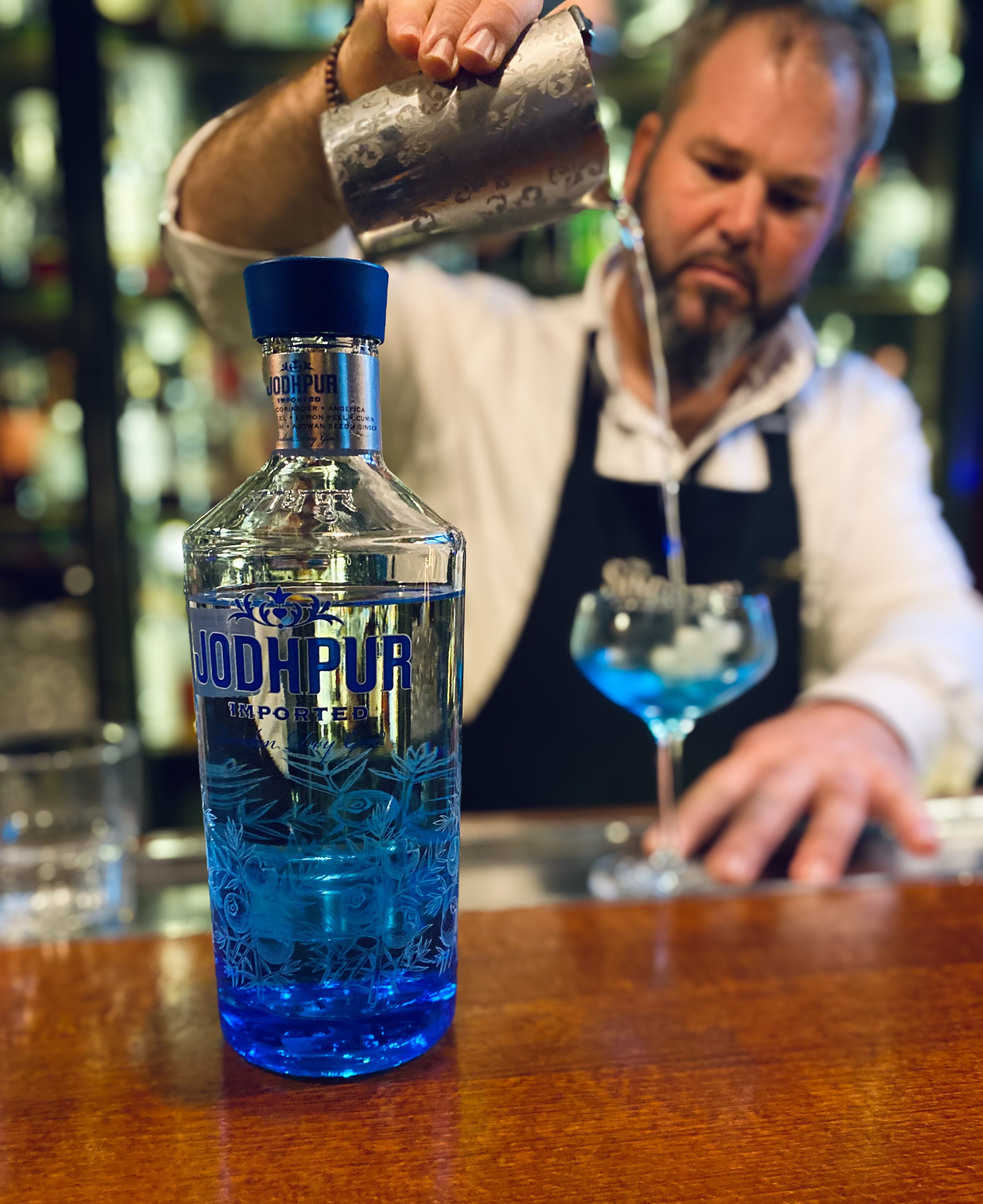 Barman připravuje Jodhpur Gin v Apothece v Českém Krumlově